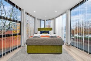 Postel nebo postele na pokoji v ubytování Architectural 4BR Home Games Room, Parking & Contractor Friendly