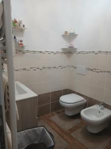 a bathroom with a toilet and a sink at Casa Aurora Nicole in Pergine Valsugana