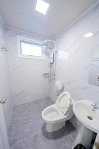 Ένα μπάνιο στο แพ The RAFT Chanthaburi