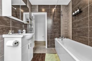 Koupelna v ubytování Architectural 4BR Home Games Room, Parking & Contractor Friendly + 23 fotografií