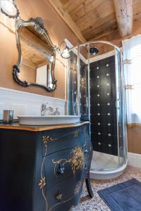 a bathroom with a sink and a shower at Ca' Del Mariner apartment with Terrace in Venice