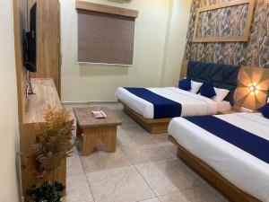 Ένα ή περισσότερα κρεβάτια σε δωμάτιο στο hotel hill top inn vatva