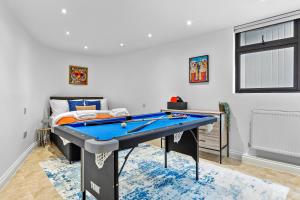 Biliár nebo kulečník v ubytování Architectural 4BR Home Games Room, Parking & Contractor Friendly