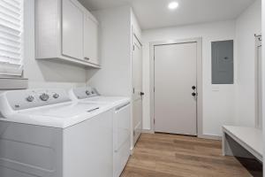 Un lavadero blanco con lavadora y secadora. en Group Ready! 3BR Home Near WinStar, en Thackerville 17 fotos más