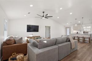 Una sala de estar con un sofá y una cocina. en Group Ready! 3BR Home Near WinStar, en Thackerville