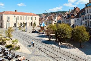 a view of a city with people walking on the street at Vue rivière imprenable, 2 chambres, centre-ville in Besançon