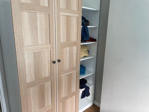 a closet with a wooden door in a room at Loft industriel - hyper centre cambrai in Salles-sur-Mer