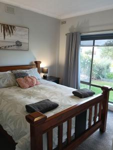 un dormitorio con una cama con dos almohadas. en Ocean views, en Portland