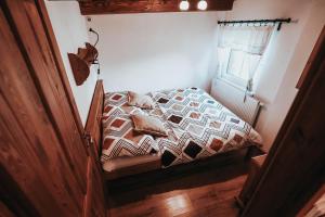 a small bed in a room with a window at Chalupa na Horce in Blata
