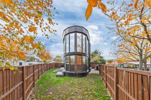 Zahrada ubytování Architectural 4BR Home Games Room, Parking & Contractor Friendly