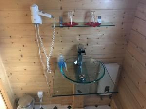 Koupelna v ubytování Ferienhaus Blockhaus by Seeblick Ferien Edersee + 8 fotografií