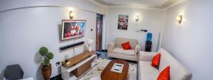un soggiorno con un divano e un tavolo di Most Executive house in Naka Lakeview & central a Nakuru