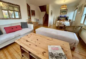 a living room with a couch and a table at Hyper Centre DEAUVILLE 3 chambres in Deauville