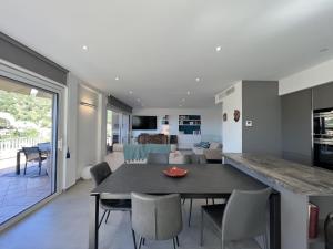 Η κουζίνα ή μικρή κουζίνα στο Magnifique appartement moderne en duplex 4 personnes avec terrasse et chambres vue mer à la Fossette - Le Lavandou