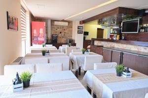 Μια τηλεόραση ή/και κέντρο ψυχαγωγίας στο Хотел Елица +12 φωτογραφίες