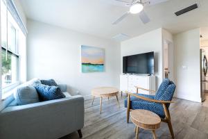 Televiisor ja/või meelelahutuskeskus majutusasutuses Sunny Shores Retreat 6