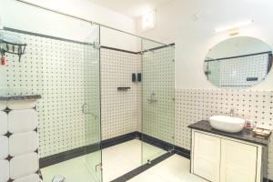 um banheiro com box de vidro e pia em Garrison at Dera Bagseu em Bikaner