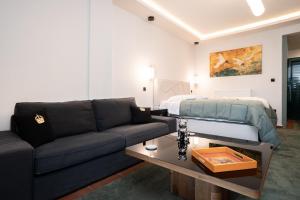 パライオス・アギオス・アタナシオスにあるVORAS 180° VIEWのソファとベッドのあるリビングルーム +41枚の写真