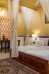 um quarto com uma cama de dossel em Garrison at Dera Bagseu em Bikaner