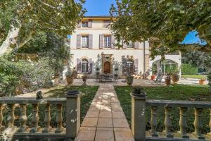 Aed väljaspool majutusasutust Villa Les Cedres