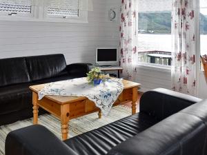 Et tv og/eller underholdning på 5 person holiday home in Selje-By Traum