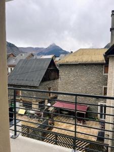 een blik op een gebouw met een schuur met paarden bij Le Vieux Bourg Apartment 2 in Le Bourg-dʼOisans