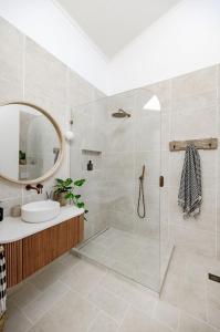 Un baño con ducha con lavabo y espejo. en La Palma Sunshines Heart beside The Village, en Sunshine Beach 43 fotos más