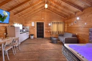 a living room with a couch and a kitchen at אחוזת אודליה במושב דלתון in Shahar