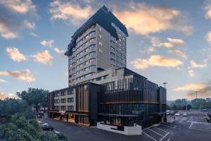 un grande edificio alto in un parcheggio di JI Hotel Beijing South Railway Station North Square a Pechino