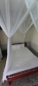 Postel nebo postele na pokoji v ubytování Birchwood Garden Hotel