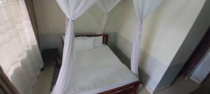 Postel nebo postele na pokoji v ubytování Birchwood Garden Hotel