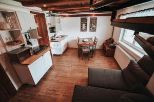 Η κουζίνα ή μικρή κουζίνα στο Chalupa na Horce +55 φωτογραφίες