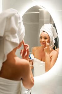 帕雷斯阿吉萨那VORAS 180° VIEW的戴着毛巾的女人,看着镜子 更多40张照片