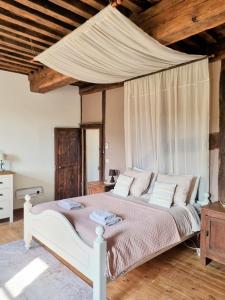 Ένα ή περισσότερα κρεβάτια σε δωμάτιο στο Big old parsonage