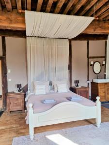 Ένα ή περισσότερα κρεβάτια σε δωμάτιο στο Big old parsonage