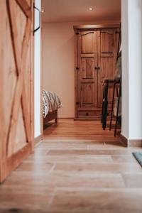 a hallway with a wooden door and a table at Chalupa na Horce in Blata