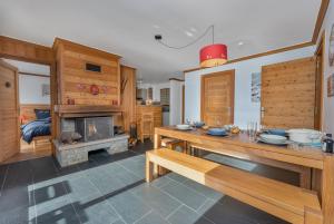 eine Küche mit einem Esstisch und einem Kamin in der Unterkunft Appartements de la Chamoissière in Le Monêtier-les-Bains