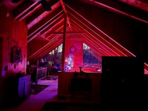 Φωτογραφία από το άλμπουμ του BearHavencabinfun 3 story Log Cabin Mountain View,Hot Tub, sleeps 10 σε Maggie Valley