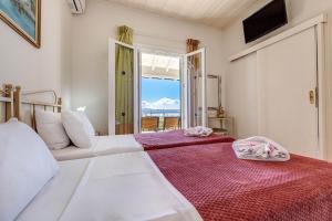 Postel nebo postele na pokoji v ubytování Villa Nafsika + 35 fotografií