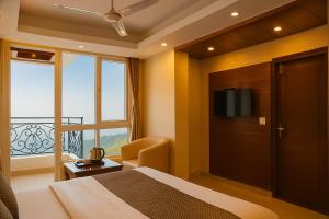 Ένα ή περισσότερα κρεβάτια σε δωμάτιο στο Hotel Samrat - On Mall Road