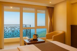 una habitación de hotel con una cama y una ventana en Hotel Samrat - On Mall Road, en Mussoorie