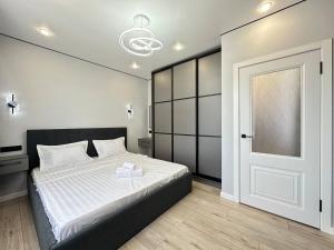 Voodi või voodid majutusasutuse Lux apartment for 4 guests in Auezov city residence toas