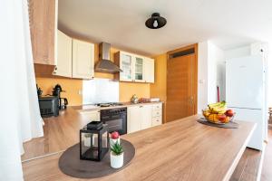 une cuisine avec une table avec un bol de fruits dessus dans l'établissement Kuća za odmor Krolo - Blackberry Hill, à Kupinovac