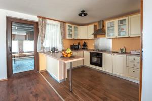 Η κουζίνα ή μικρή κουζίνα στο Kuća za odmor Krolo - Blackberry Hill