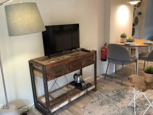 カンブリルスにあるVestal Suites Classicのリビングルーム(薄型テレビ付)