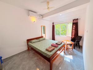 Ένα ή περισσότερα κρεβάτια σε δωμάτιο στο Mukund Sadan Retreat Arambol Goa