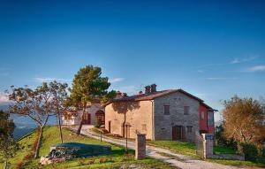 an old house on the side of a hill at 2 Bedroom Nice Apartment In Sant'angelo In Vado in Piandimeleto