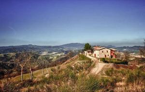 a house on a hill with a dirt road at 2 Bedroom Nice Apartment In Sant'angelo In Vado in Piandimeleto +2 photos