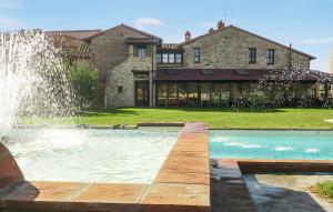 Bazén v ubytování Cav D'italia E Falco Pescator nebo v jeho okolí + 18 fotografií