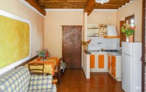 ein Wohnzimmer mit Tisch und Küche in der Unterkunft Cav D'italia E Falco Pescator in Pucciarelli